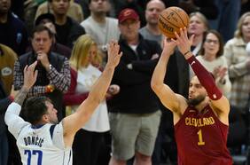 El impresionante tiro antes de la mitad de la cancha que le dio el triunfo a los Cleveland Cavaliers al último segundo