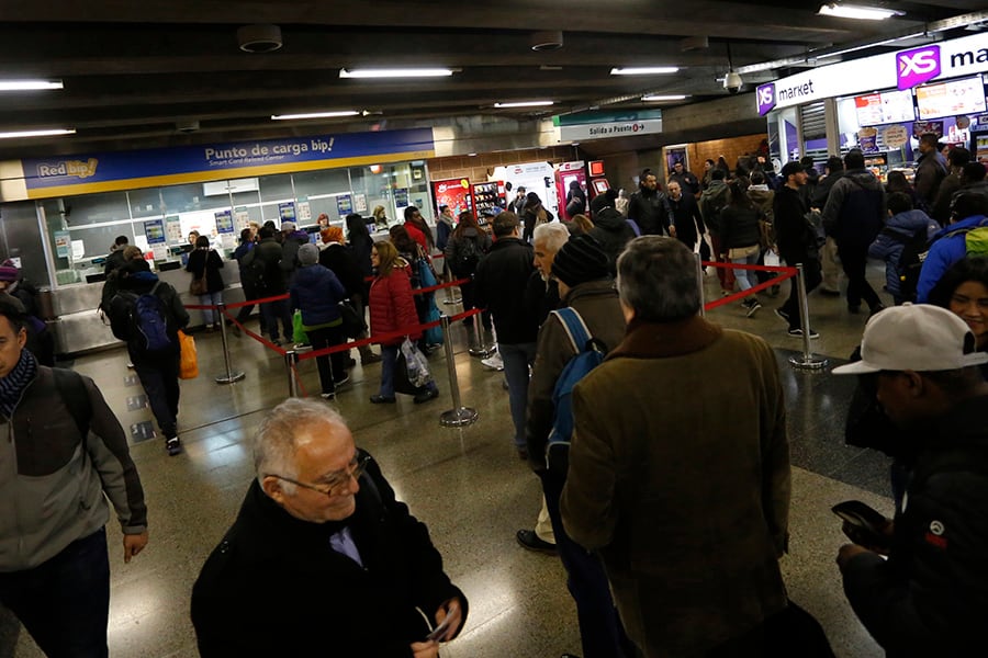 Grandes filas y aglomeraciones en horario peak: ¿por qué Metro tiene pocas boleterías habilitadas?