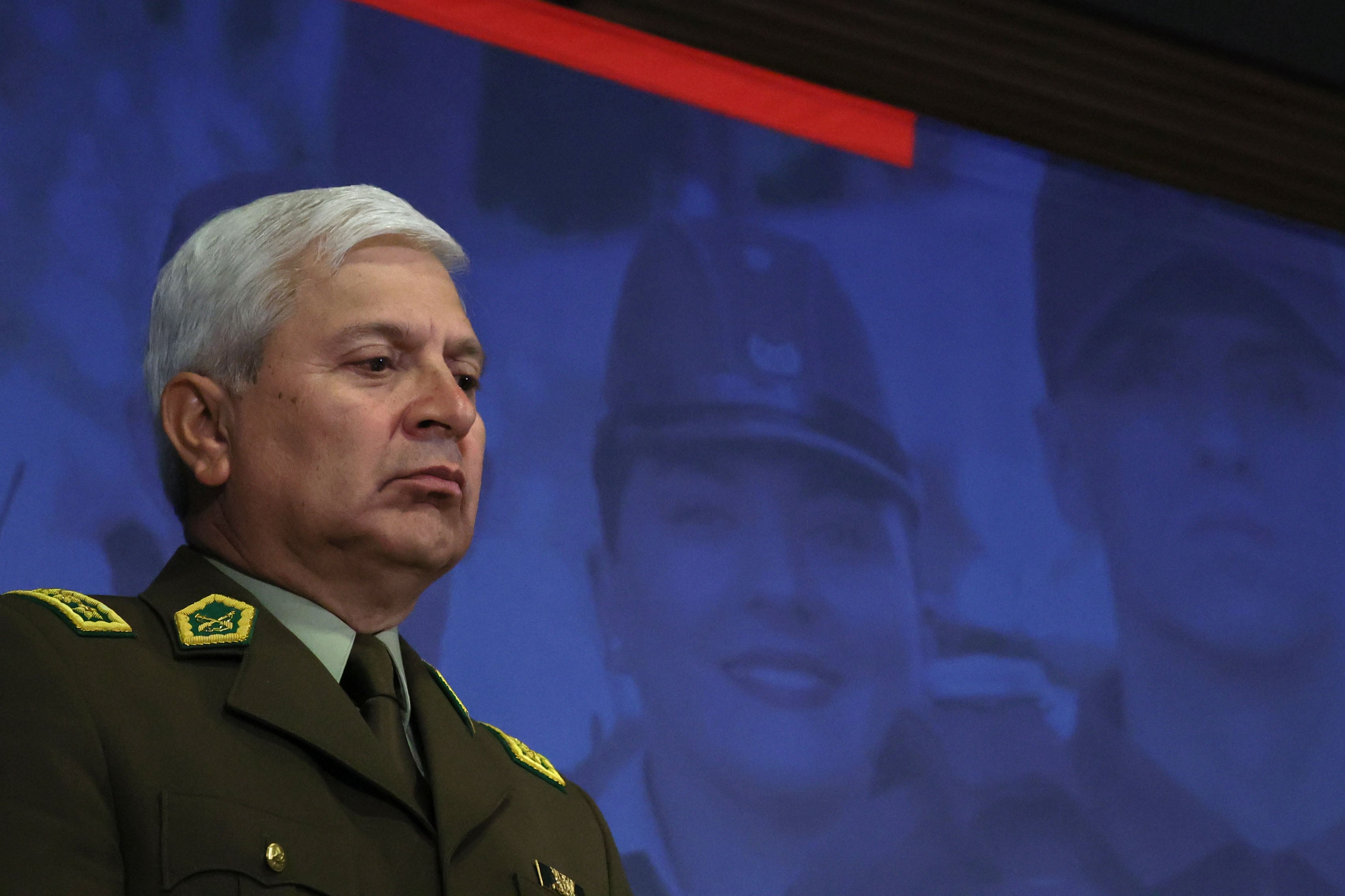 Críticas del general (r) Yáñez al pizarrón: las cifras detrás de la propuesta del gobierno para mejorar los bonos de Carabineros