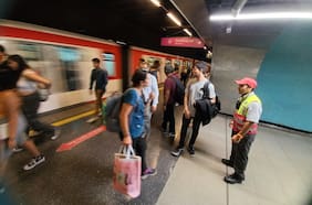 Metro de Santiago restablece servicio en toda la Línea 1 tras suspensión de tramo por falla técnica de tren