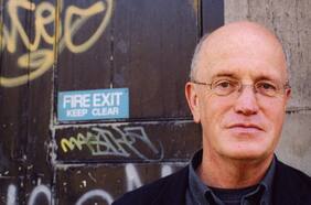 Iain Sinclair, escritor británico: “La irrealidad digital ha desbordado las viejas huellas de lo que es real en nuestras ciudades”