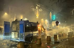 Violentos enfrentamientos entre la policía italiana y manifestantes por cierre de centro social en Turín
