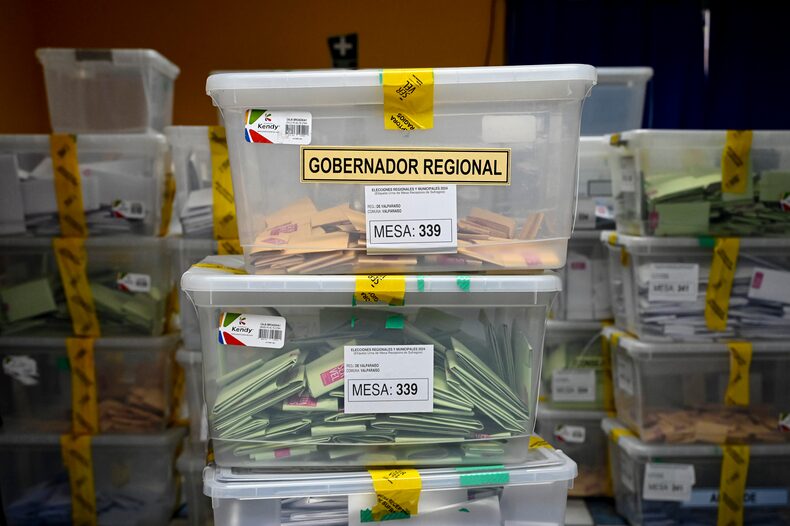Apertura de mesas y primeros votos en el Colegio San Pedro Nolasco de Valparaiso 27/10/2024