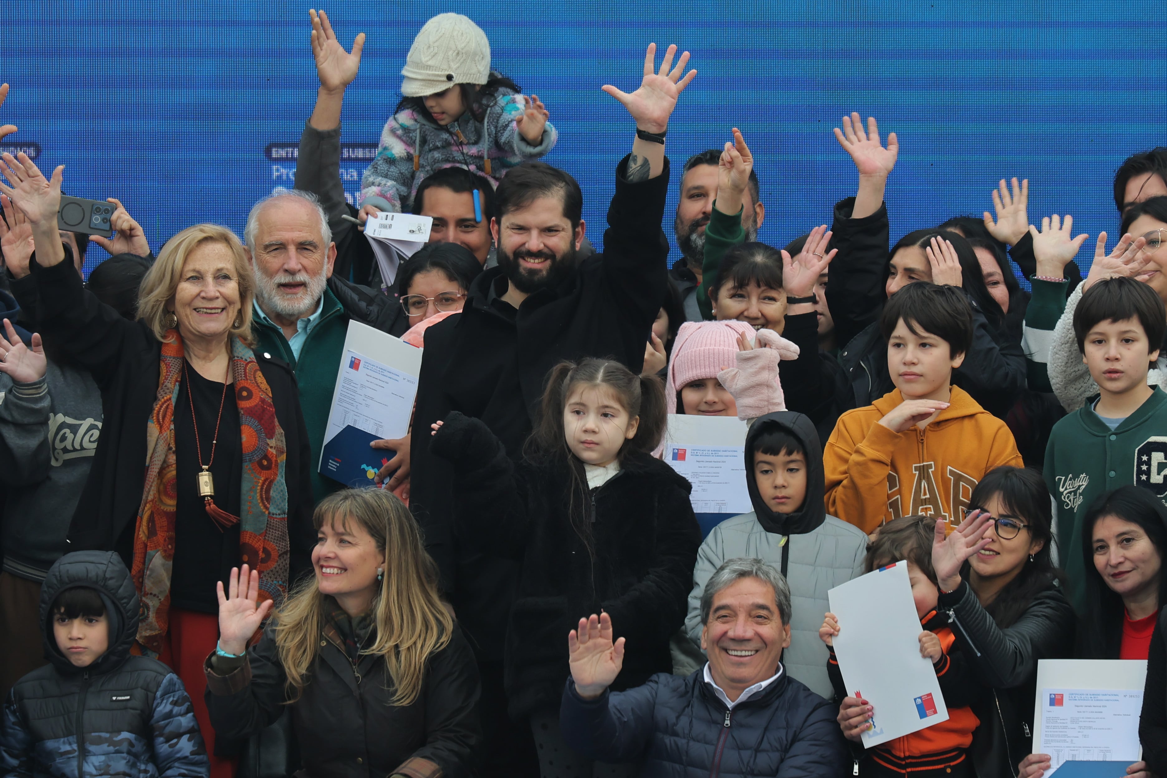 Santiago 17 de mayo 2025.
El Presidente de la República, Gabriel Boric Font, encabeza entrega de subsidios para familias de Sectores Medios (DS1), junto a los ministros de Vivienda y Urbanismo, Carlos Montes; de Deportes, Jaime Pizarro Herrera; y la subsecretaria de Vivienda y Urbanismo, Gabriela Elgueta.
Javier Torres/Aton Chile