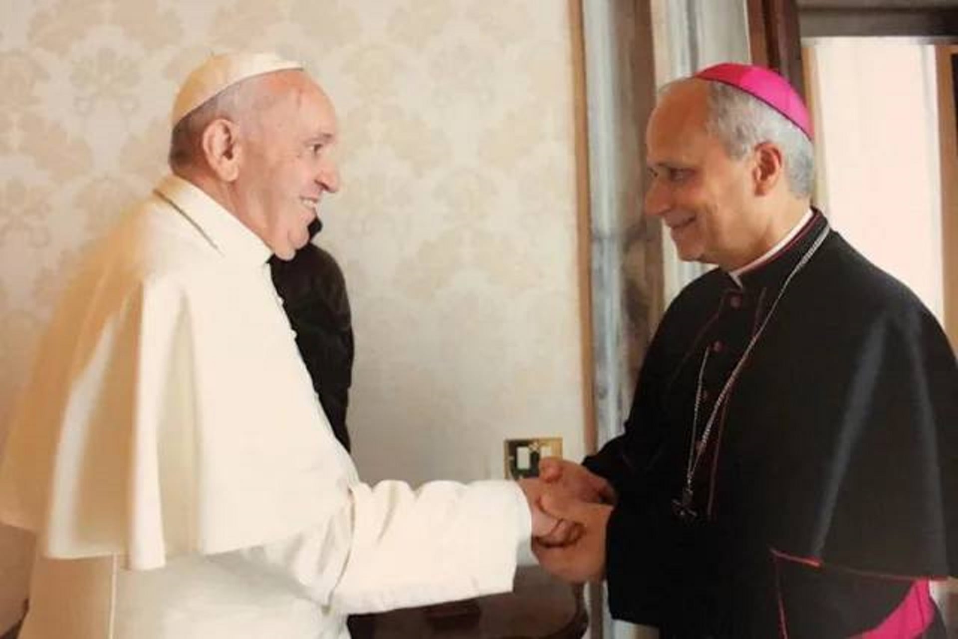 El Papa León XIV, en su tiempo de obispo, junto a su antecesor, Francisco. Foto: Archivo
