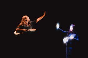 “Una canción en dos tiempos”: la histórica presentación de Javiera Parra junto a Violeta Parra en el Congreso Futuro