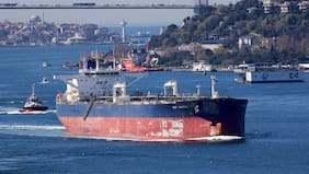 Precio del crudo rebota tras ataque hutí a petrolero saudita en el Mar Rojo