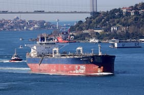 Precio del crudo rebota tras ataque hutí a petrolero saudita en el Mar Rojo