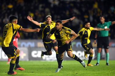 Manuel Fernández celebra el gol que le anotó a Ñublense