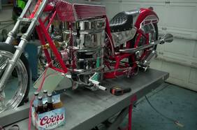 Hombre inventa curiosa moto que funciona con cerveza en vez de combustible