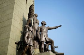 “Es una afectación grave al Patrimonio Cultural de Chile”: Municipalidad de Santiago se querella por robo de espada de Arturo Prat