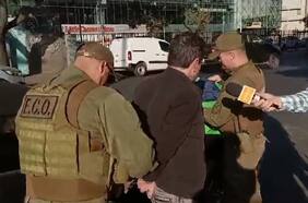 Mapocho: Carabineros retira 2 toneladas de objetos abandonados por comerciantes ambulantes