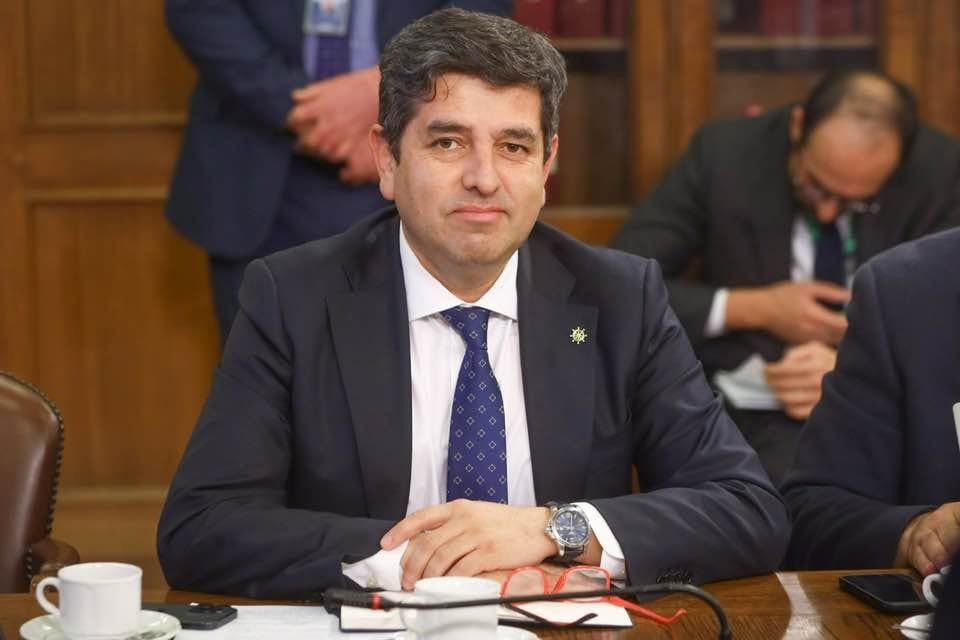 Vandalizan automóvil del diputado Daniel Valenzuela frente a productora de Sin Filtros en Providencia