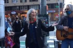 Patti Smith cantó “People have the power” en plena calle para motivar a los votantes