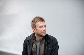 Mira a Damon Albarn interpretando su nuevo proyecto desde el confinamiento