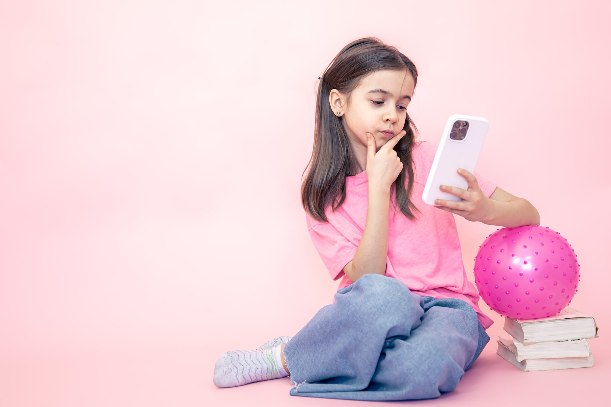 Especialistas hablan sobre el impacto del teléfono en el cerebro y la salud mental