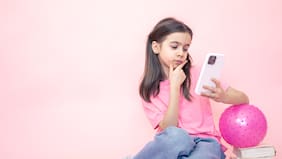 ¿Adicción o uso problemático? Especialistas hablan sobre el impacto del teléfono en el cerebro y la salud mental