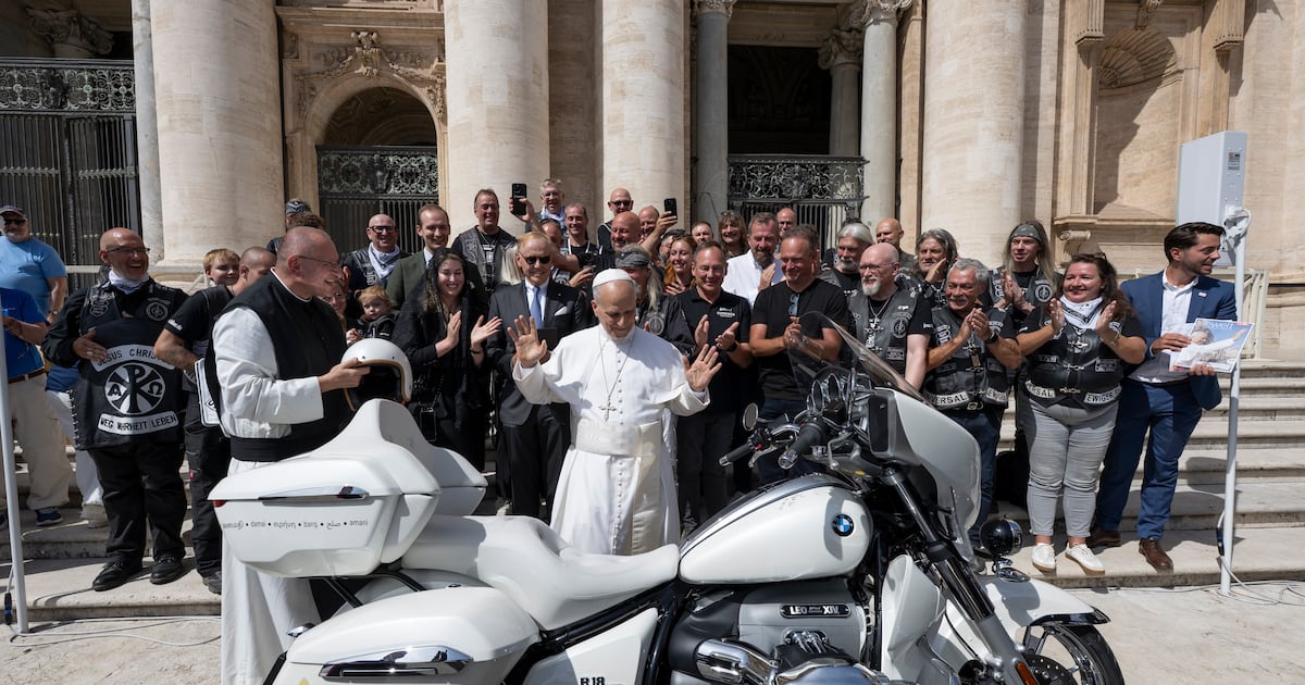 Una BMW R 18 Transcontinental firmada y bendecida por el Papa León XIV recauda 130 mil euros