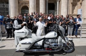 Una BMW R 18 Transcontinental firmada y bendecida por el Papa León XIV recauda 130 mil euros