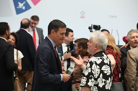 Almodóvar, Ana Belén y Serrat firman un manifiesto a favor del gobierno de Pedro Sánchez