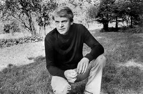 Todas las vidas de Milan Kundera: entre el exilio y el humor