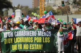 Cientos de personas se movilizaron en Santiago y Concepción en apoyo a Carabineros