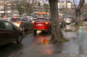 Rotura de matriz en Las Condes provoca acumulación de agua en Colón con Vespucio