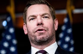 Congresista Eric Swalwell enfrenta acusación por conducta sexual inapropiada