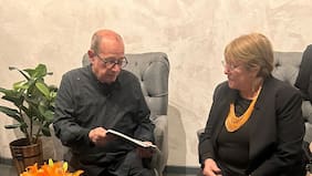 El distendido encuentro de Michelle Bachelet y Silvio Rodríguez que incluyó hasta regalos