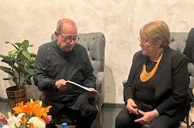 El distendido encuentro de Michelle Bachelet y Silvio Rodríguez que incluyó hasta regalos