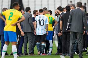Papelón en Sao Paulo: autoridad sanitaria interrumpe el Brasil - Argentina para quitar del partido a cuatro futbolistas argentinos