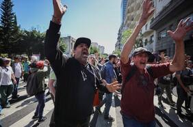 Nuevas protestas y cacerolazos contra “megadecreto” de Milei frente al Congreso y en distintas ciudades del país