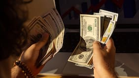 Mientras el precio del dólar cae, los montos transados en el mercado se disparan