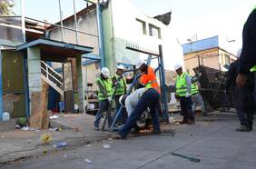 Demuelen ex clínica psiquiátrica abandonada en La Florida: PDI concretó cuatro detenciones por usurpación