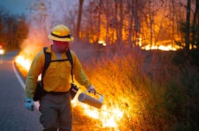 Tras nuevos incendios forestales, autoridades llaman a evacuar en la frontera entre Nueva York y Nueva Jersey
