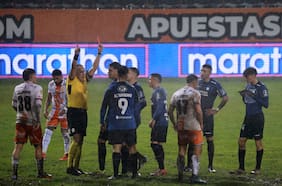 El insólito cara a cara del árbitro Héctor Jona con jugador de Huachipato que terminó con una expulsión en el duelo ante Cobresal