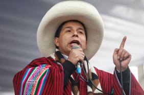 Nuevos escándalos salpican a Castillo y llevan percepción de retroceso en Perú a nivel más alto desde 1991