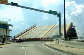 Nadie se lo explica: un hombre quedó colgando de un puente levadizo