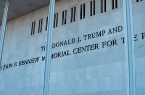 Un juez federal dictamina que Trump no puede añadir su nombre al Centro John F. Kennedy para las Artes Escénicas