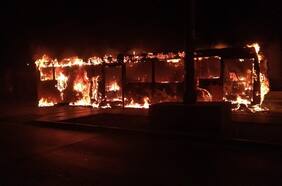 Desconocidos queman bus del Transantiago en Villa Francia