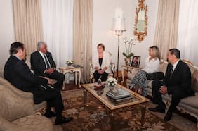 Michelle Bachelet se reúne con el presidente de Panamá José Raúl Mulino en su búsqueda por apoyos para encabezar la ONU