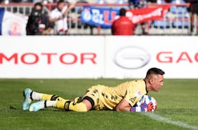 Hinchas de la U no le perdonan a Miguel Pinto su paso por Colo Colo y le dedican duros cánticos