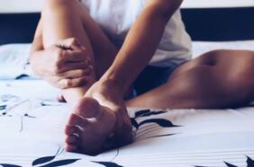 Cómo prevenir el pie de atleta y los hongos en los pies