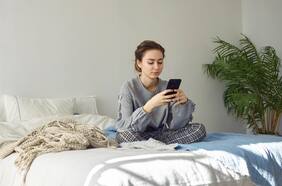 Soy médico y esta es la razón por la que no debes tocar el celular los primeros minutos después de despertar