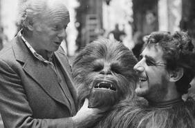 Entre el talento y la enfermedad: la historia de Peter Mayhew, el primer actor bajo el traje de Chewbacca