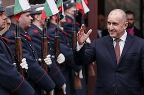 Bulgaria vota en su octava elección en cinco años con Radev como favorito