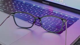 Soy oftalmólogo y esto es lo que dice la ciencia sobre los filtros de luz azul en los lentes