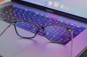 Soy oftalmólogo y esto es lo que dice la ciencia sobre los filtros de luz azul en los lentes