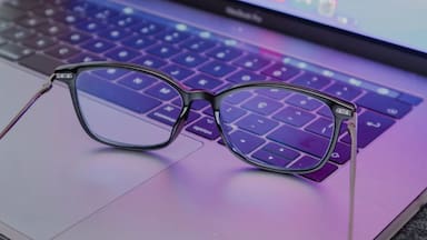 Soy oftalmólogo y esto es lo que dice la ciencia sobre los filtros de luz azul en los lentes