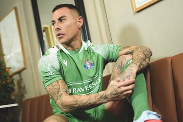 Eduardo Vargas posa con la camiseta de Audax Italiano por primera vez.